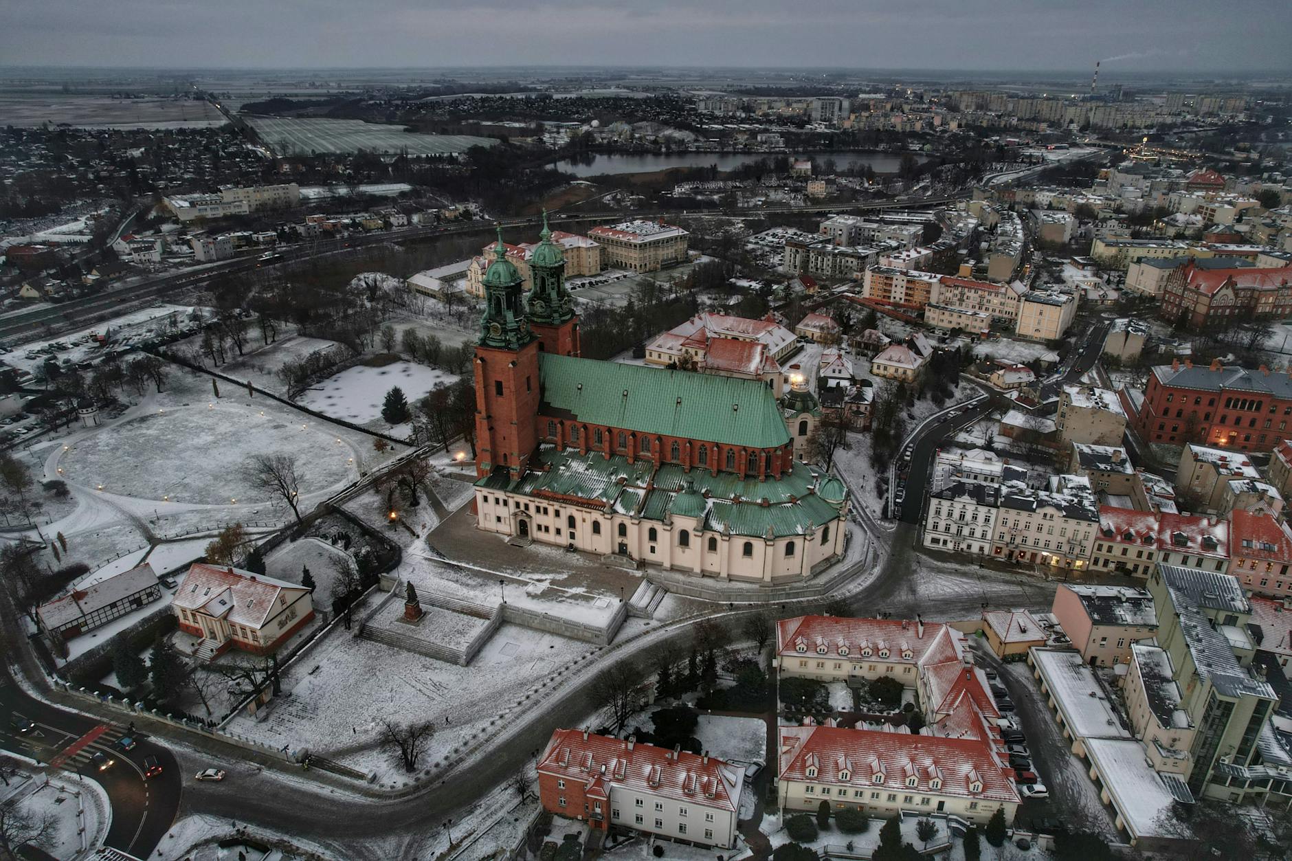 Grafika przedstawiająca rondo drogowe z napisem Gniezno, symbolizująca przebudowę Ronda Gnieźnieńskich Olimpijczyków